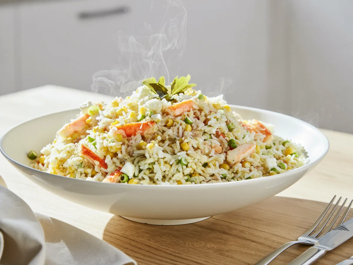 Салат с рисом, крабовыми палочками, огурцом и кукурузой