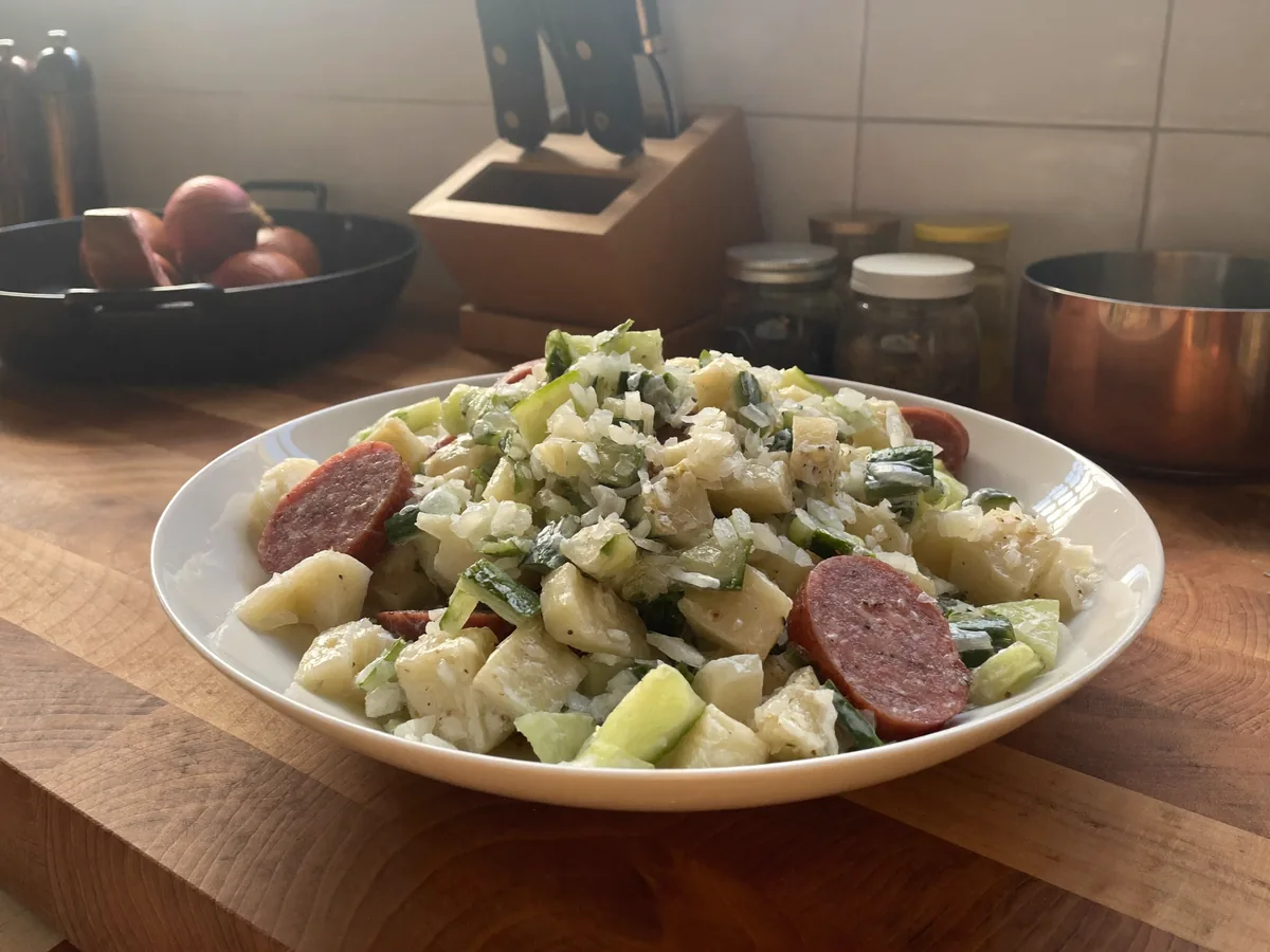 Салат с солеными огурцами и колбасой