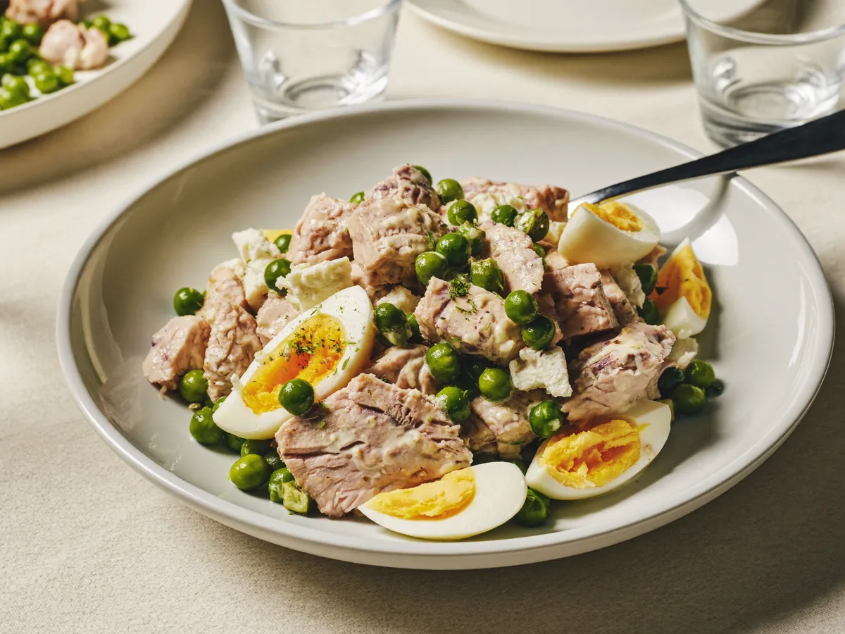 Салат с зеленым горошком и курицей