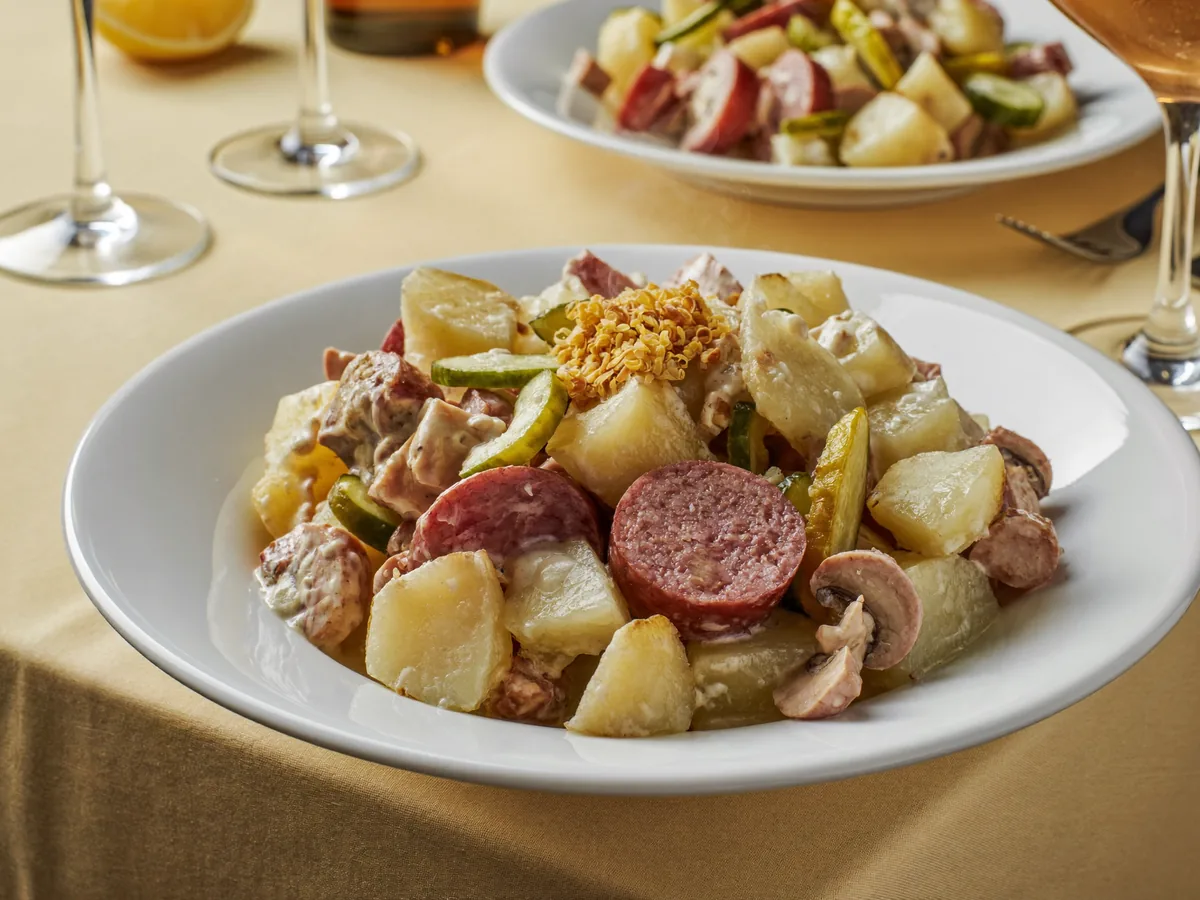 Салат с зеленым горошком и солеными огурцами