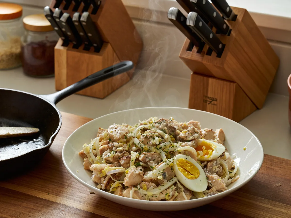 Салат с жареными шампиньонами и курицей