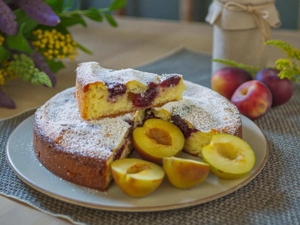 Шарлотка со сливами