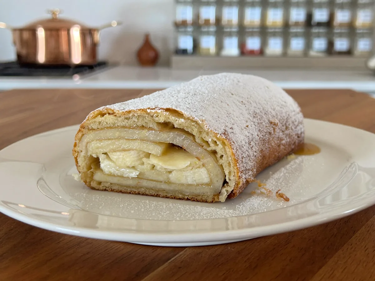 Штрудель с бананом и яблоком