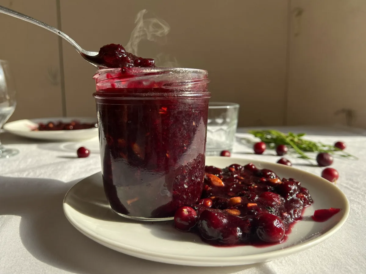 Сливочно-тыквенный десерт с орехами, джемом и корицей