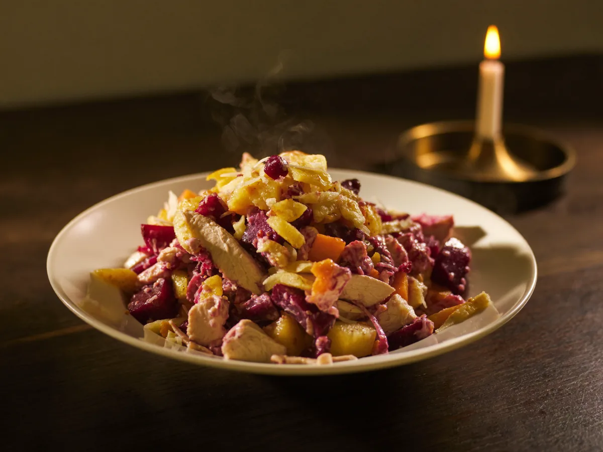 Слоеный салат с курицей и свеклой