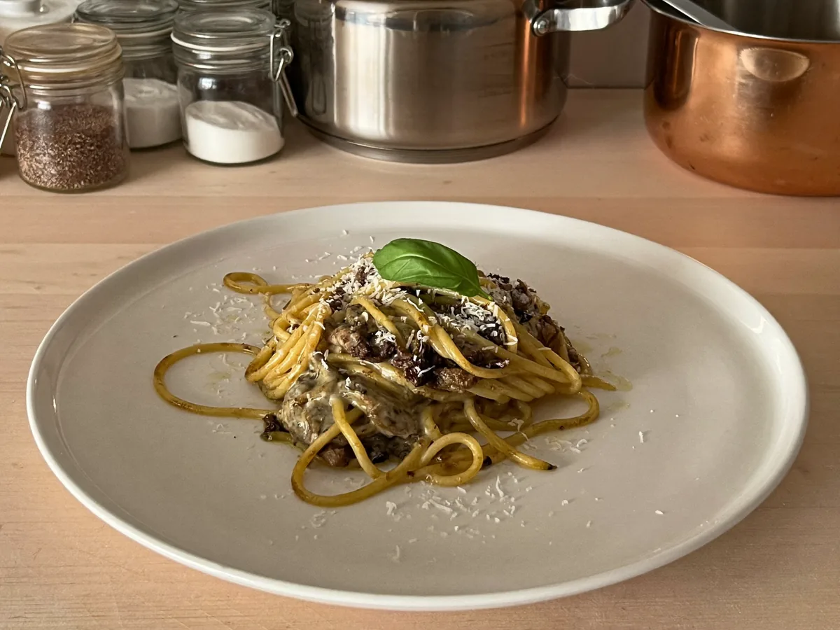 Спагетти с шампиньонами и оливками