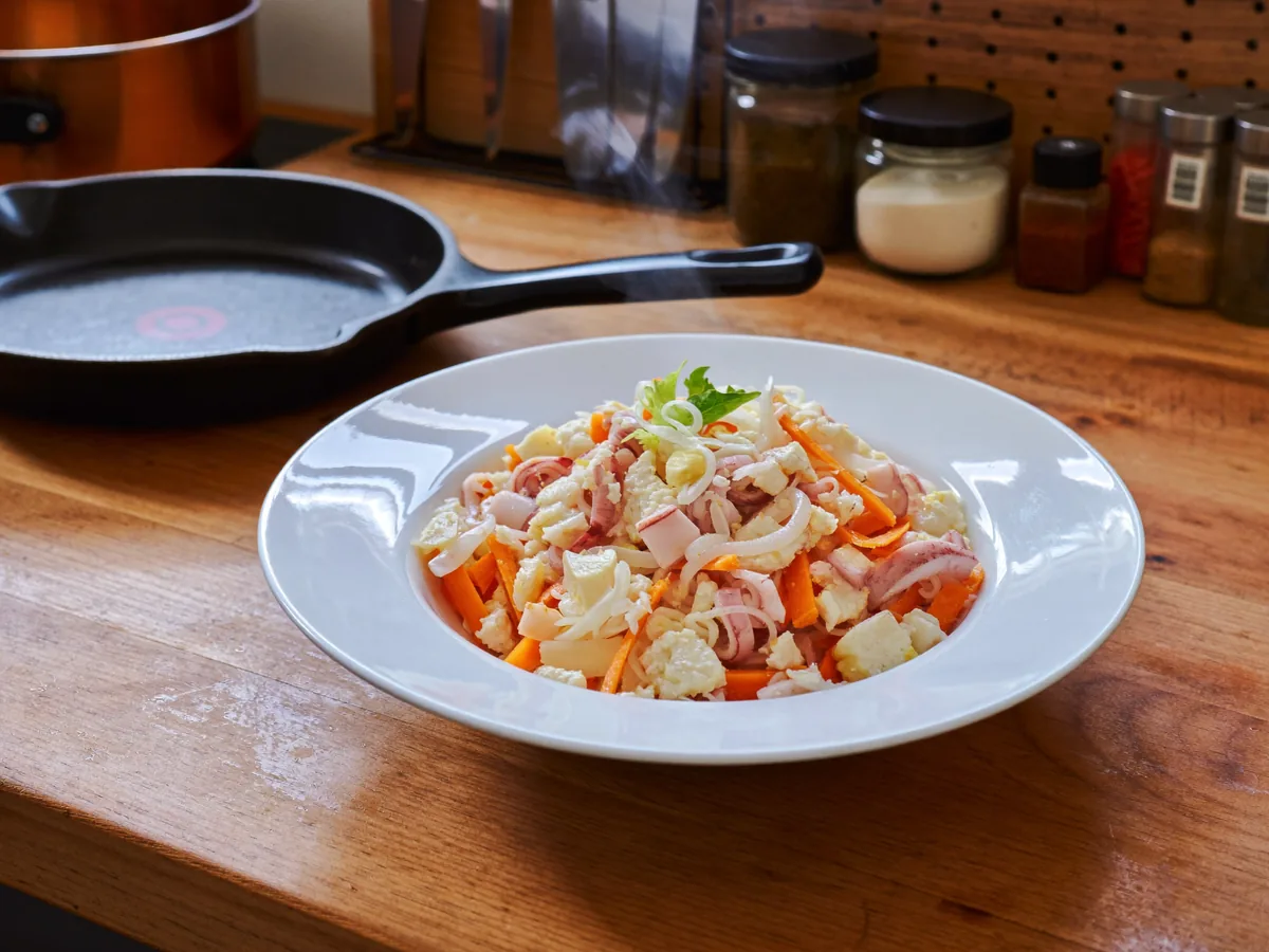 Теплый салат с кальмарами
