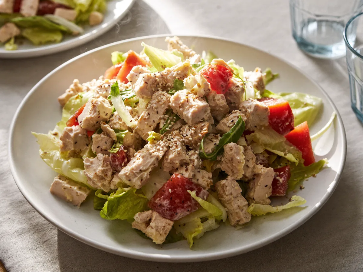 Теплый салат с курицей перцем и помидорами