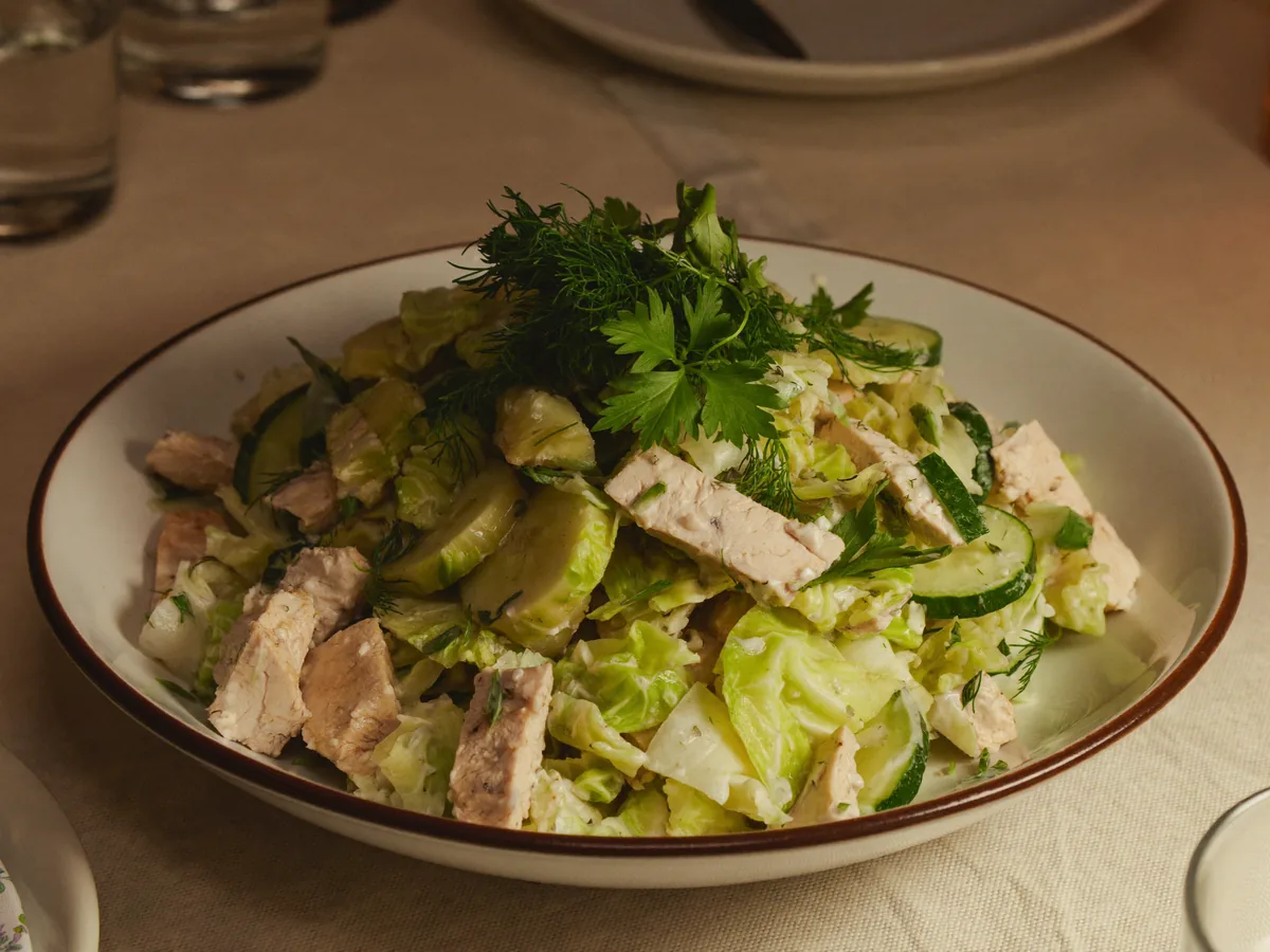 Теплый салат с пекинской капустой и курицей