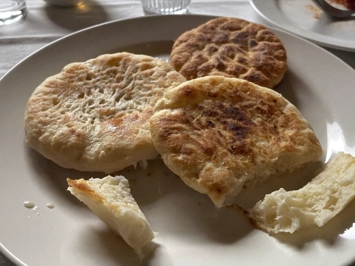 Турецкие лепешки на кефире и дрожжах на сковороде