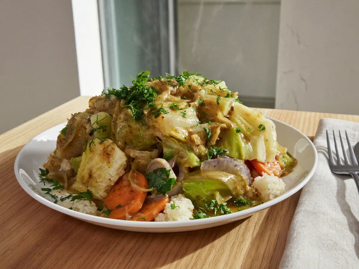 Тушеная капуста с рисом на сковороде