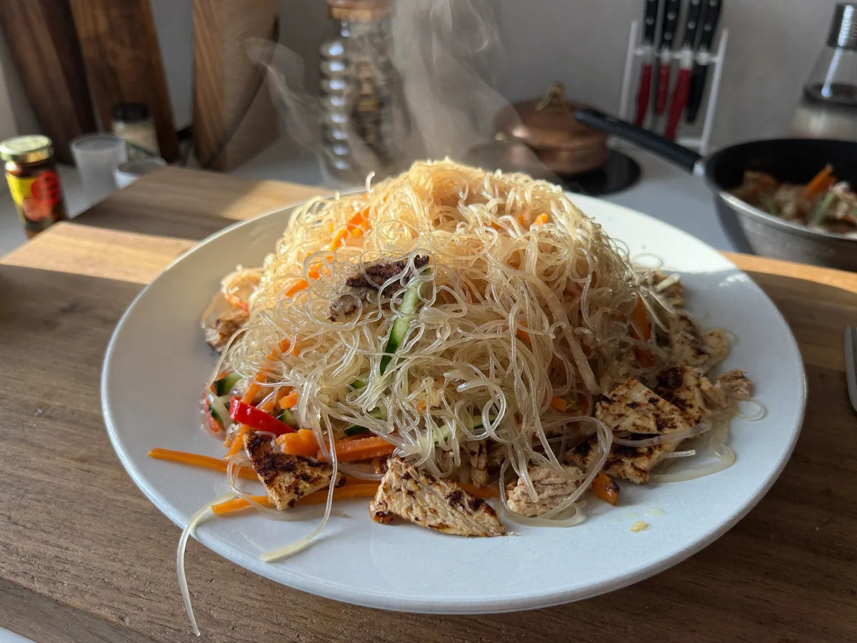 Вок с фунчозой и курицей