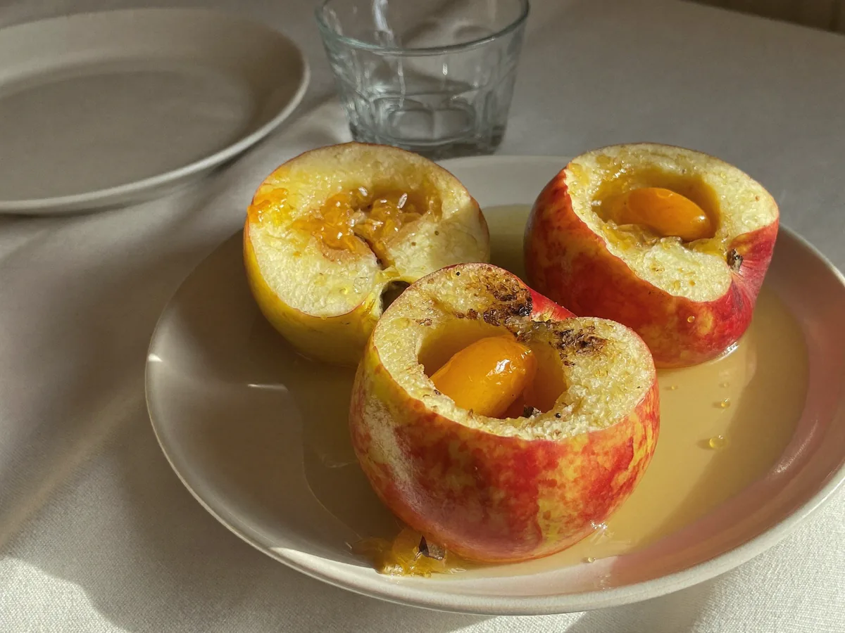 Яблоки фаршированные черносливом в духовке
