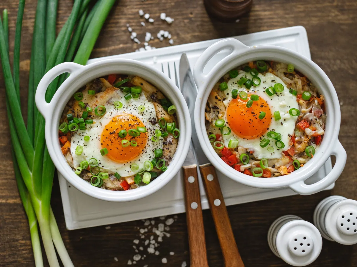 Яичница с грибами и курицей в духовке