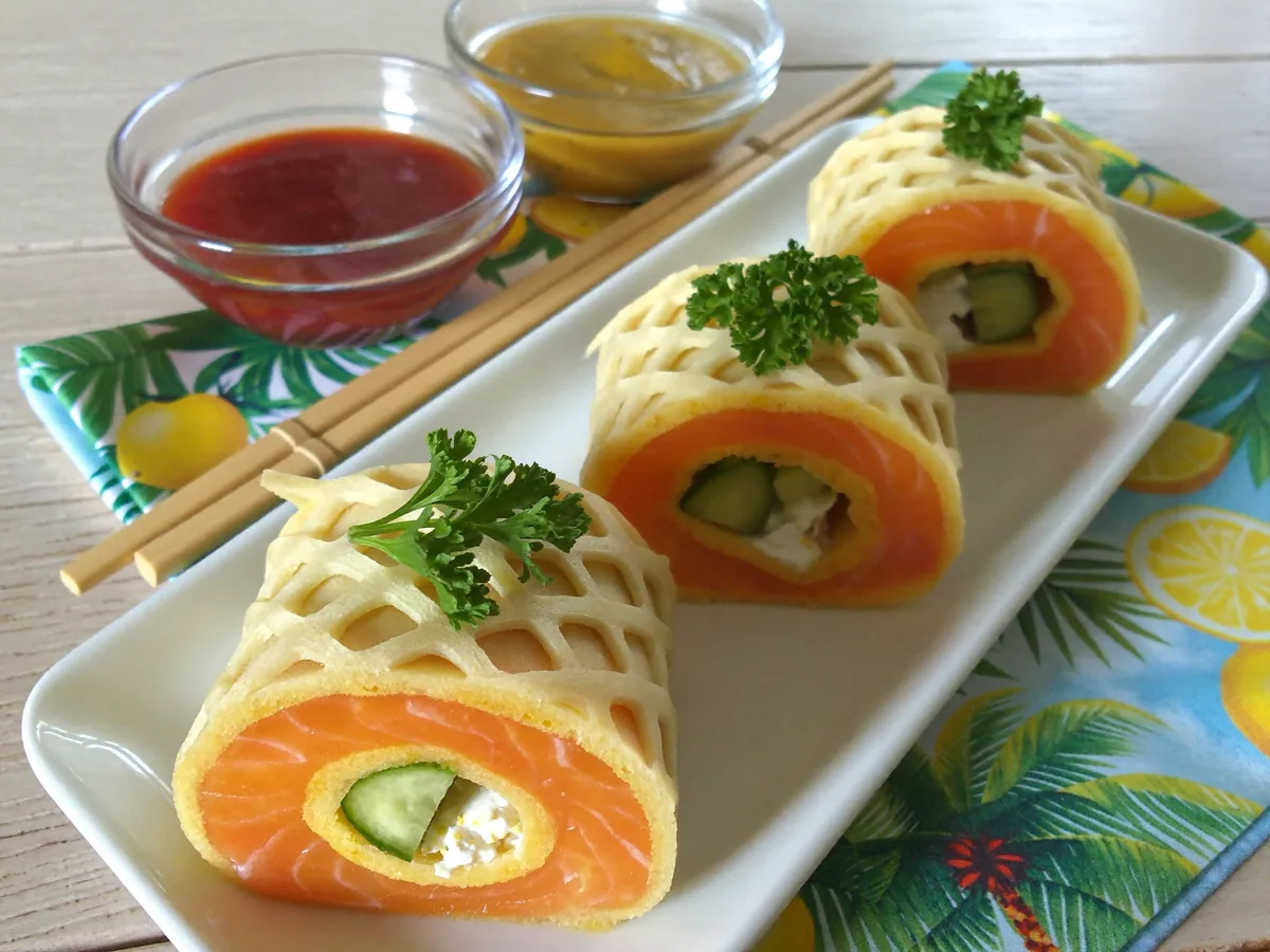 Яичные роллы с красной рыбой