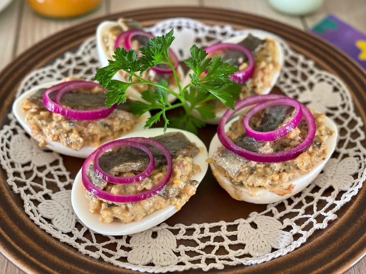 Яйца, фаршированные сельдью и луком