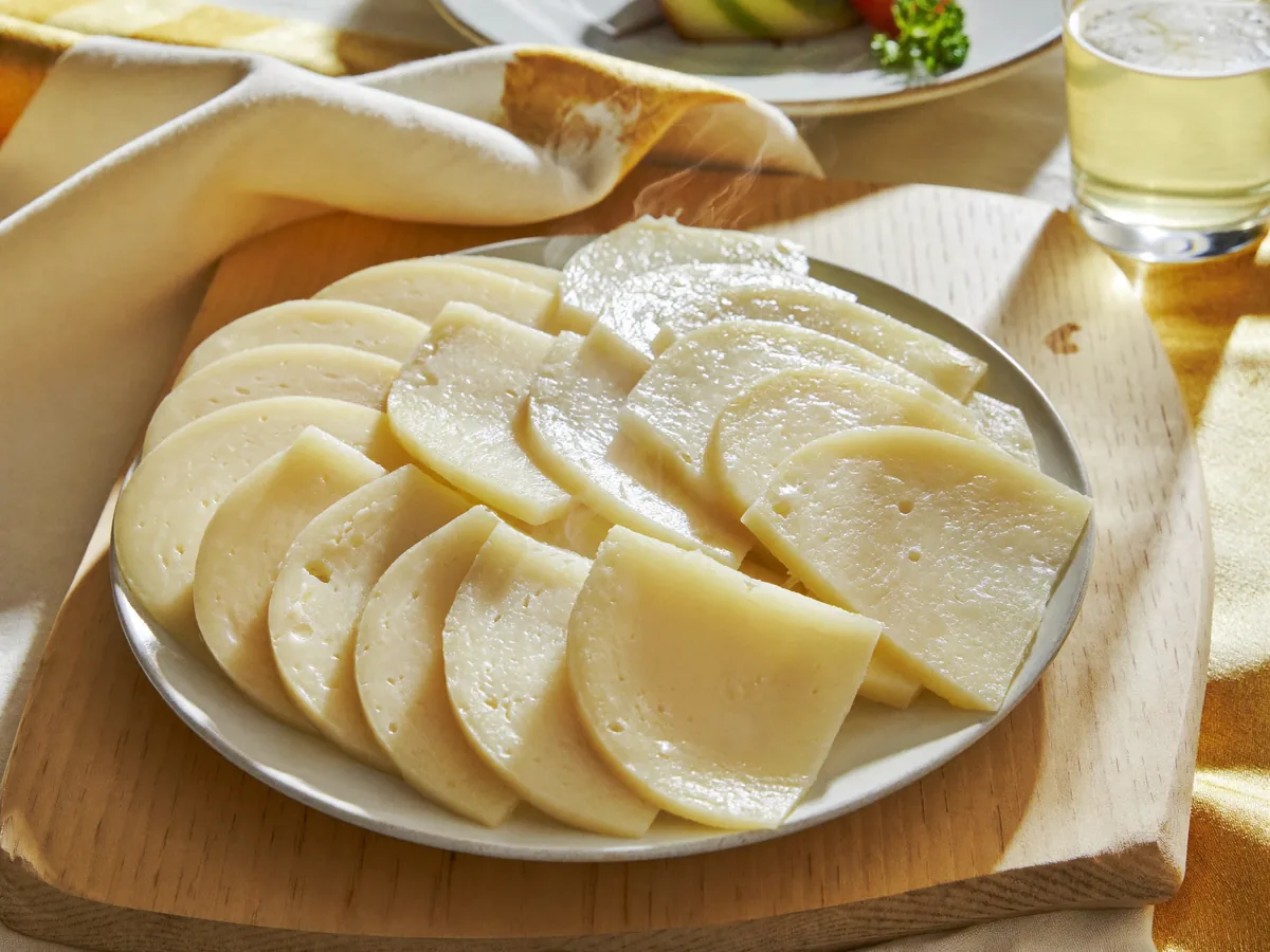 Закуска на чипсах с малосольной рыбой и сливочным сыром