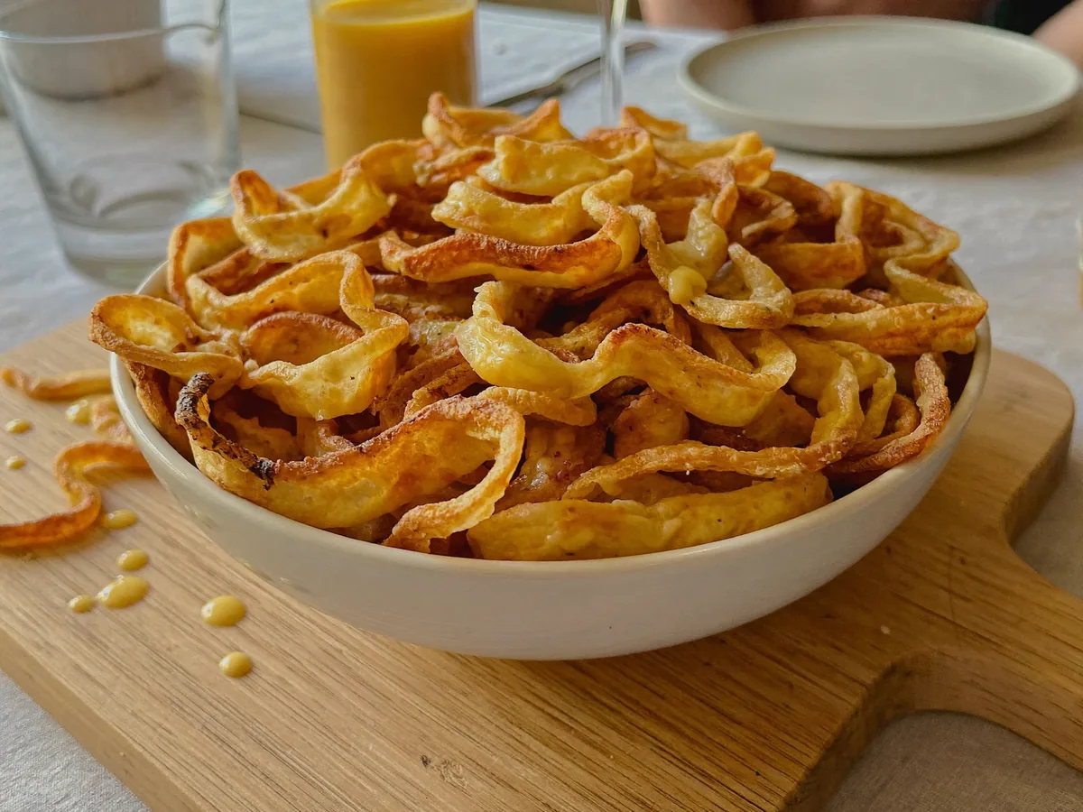 Закуска на чипсах с сыром и рыбой