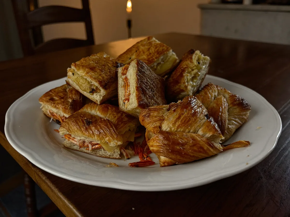 Закусочные слойки с крабовым мясом, сливочным сыром и зеленью