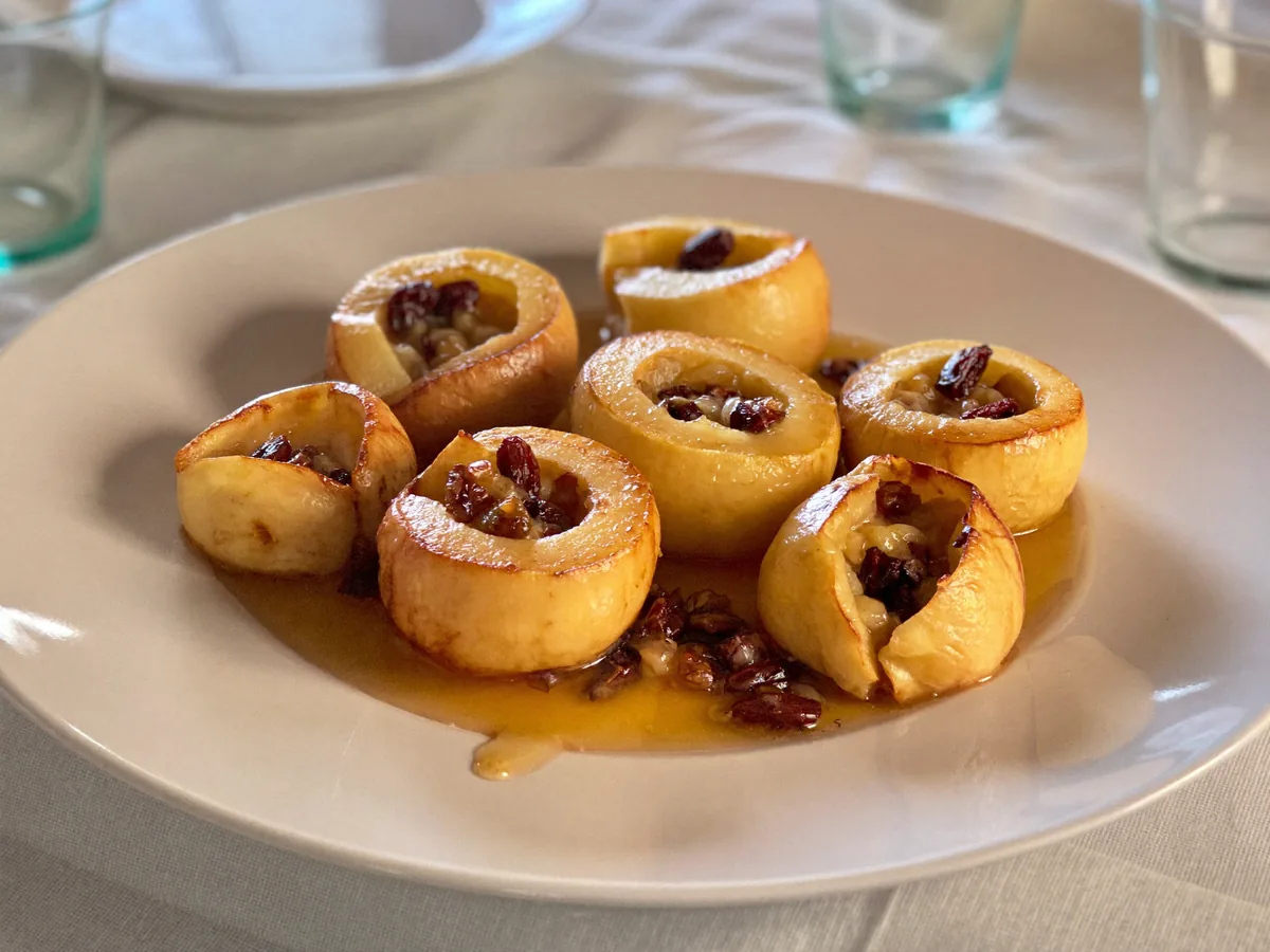 Запеченное яблоко с гречкой