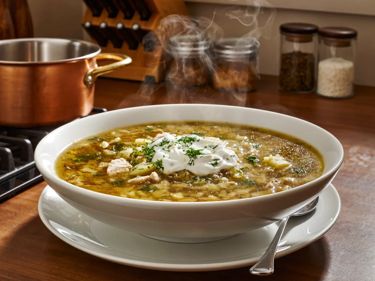 Зелёные щи с капустой и крапивой