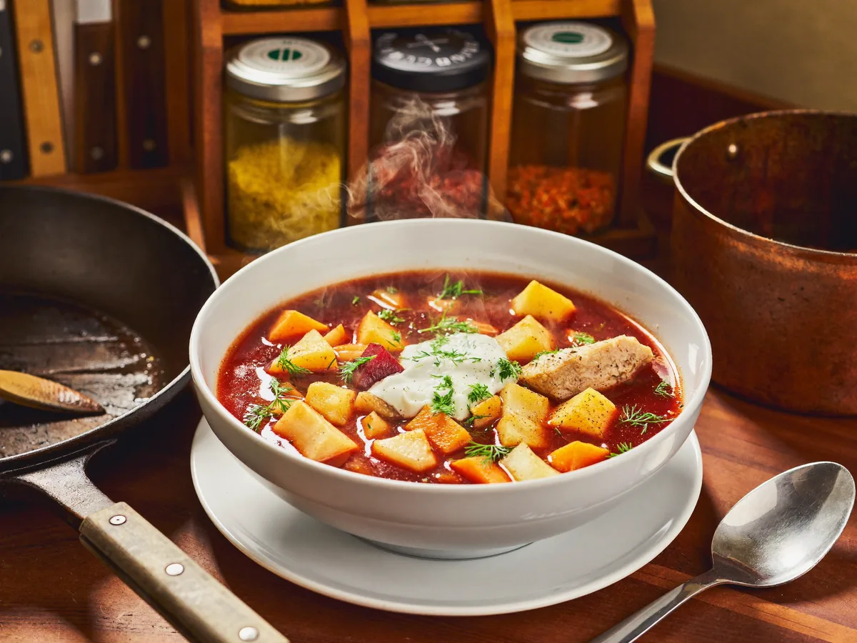 Зеленый борщ с крапивой и яйцом