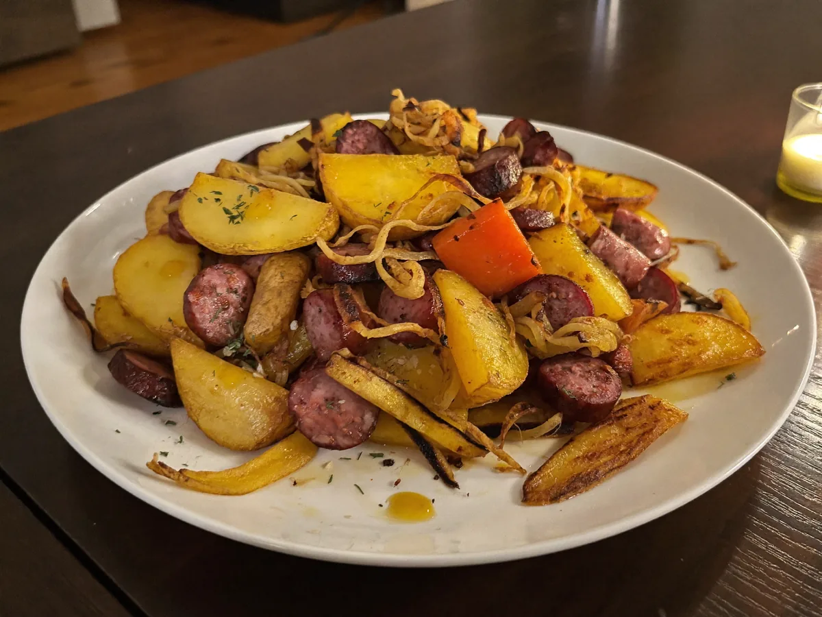 Жареная картошка с ливерной колбасой
