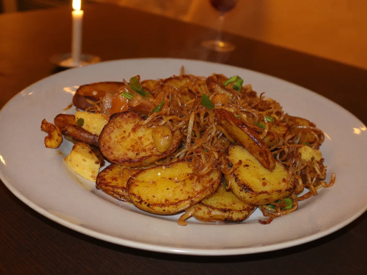 Жареная картошка с яблоками