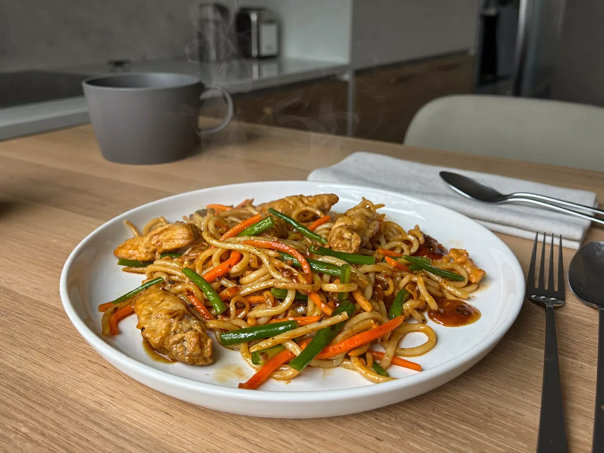 Жареная вермишель с курицей