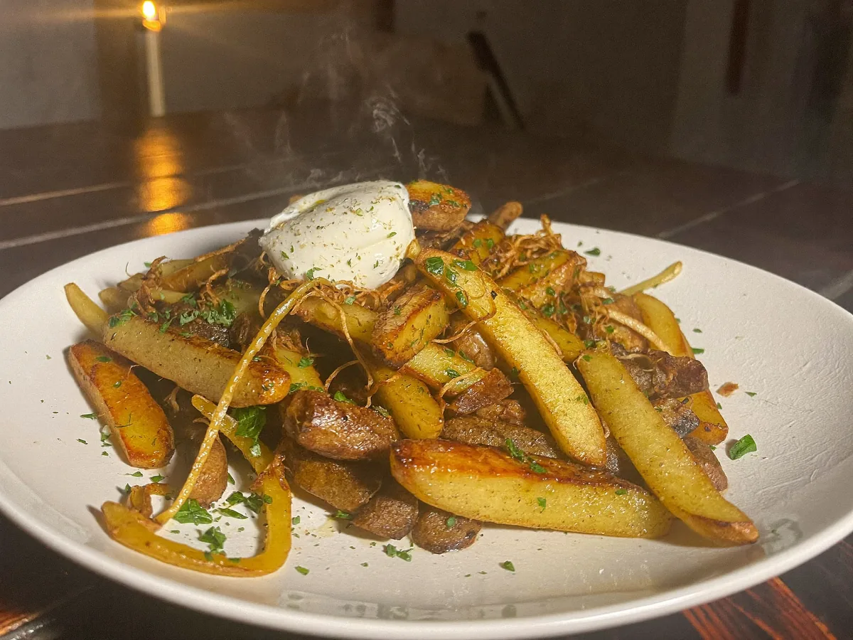 Жареный картофель со сметаной и луком
